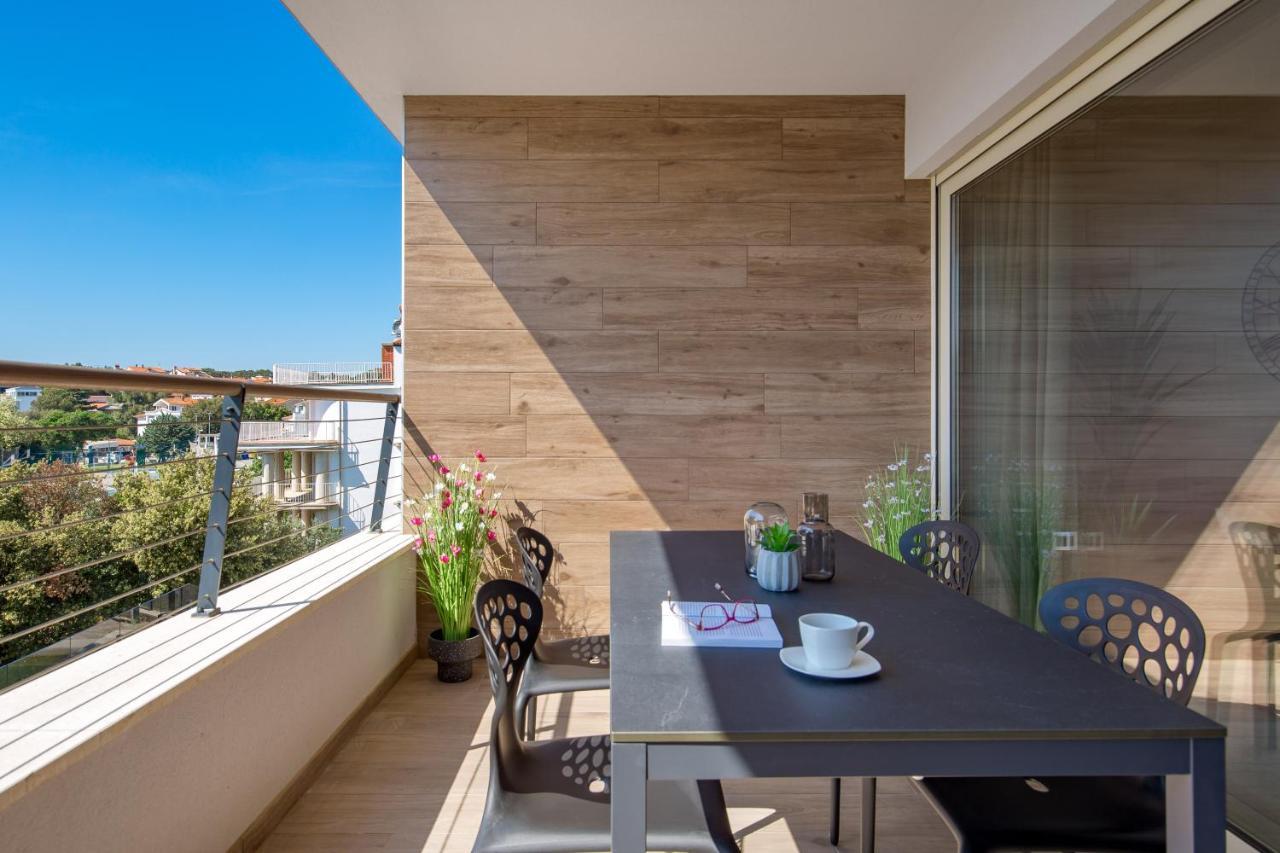 Apartment Nensi Pjescana Uvala Esterno foto