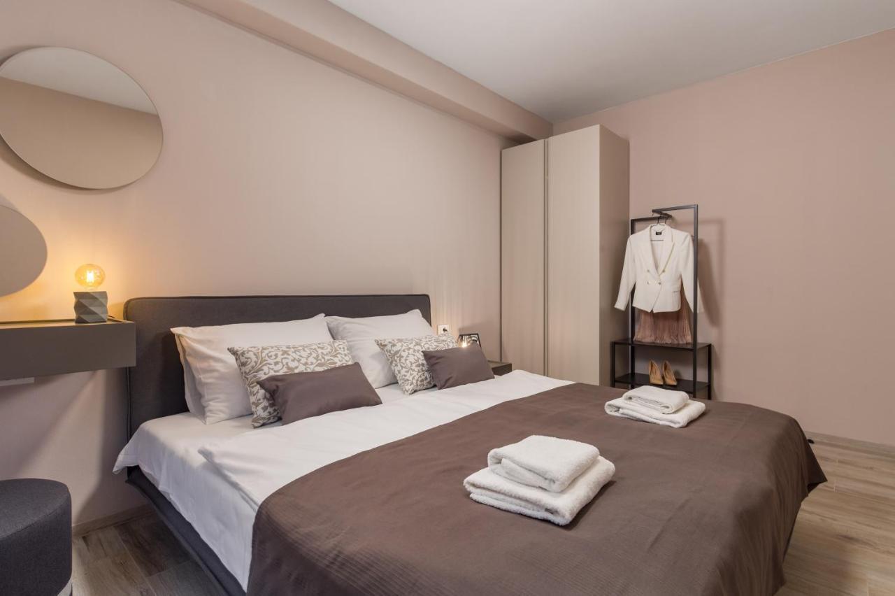 Apartment Nensi Pjescana Uvala Esterno foto