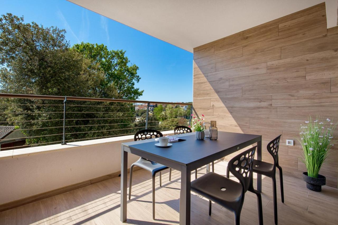 Apartment Nensi Pjescana Uvala Esterno foto