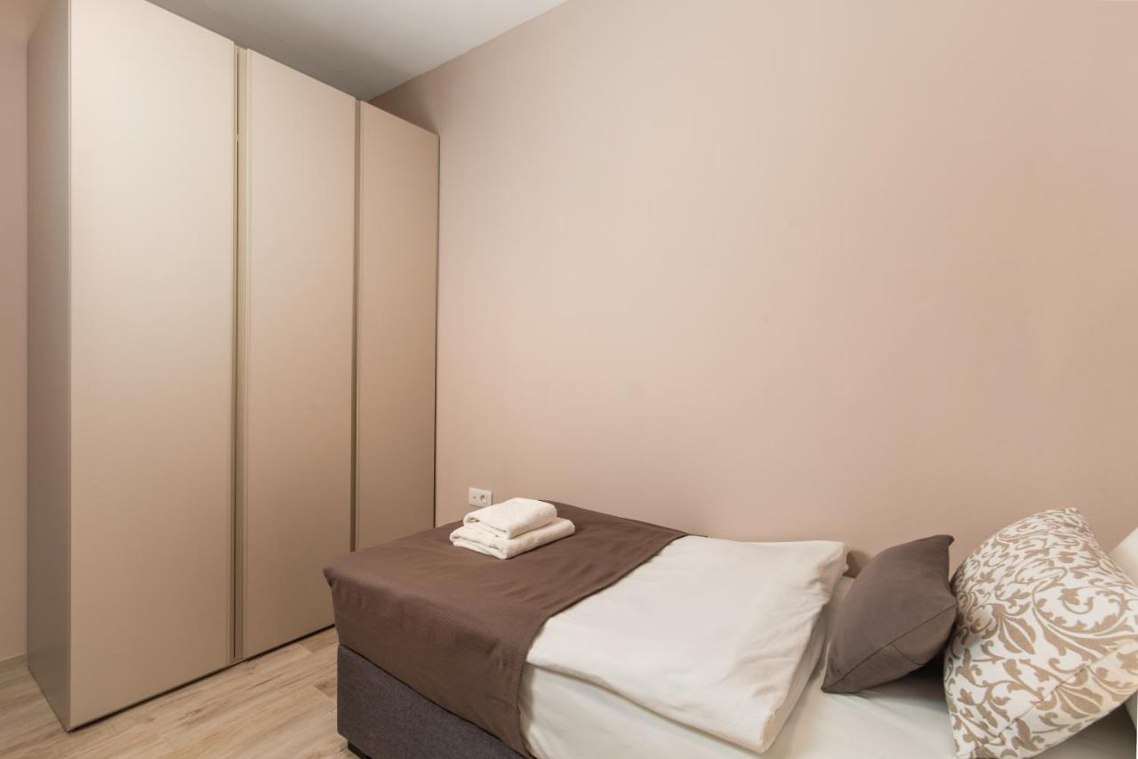 Apartment Nensi Pjescana Uvala Esterno foto