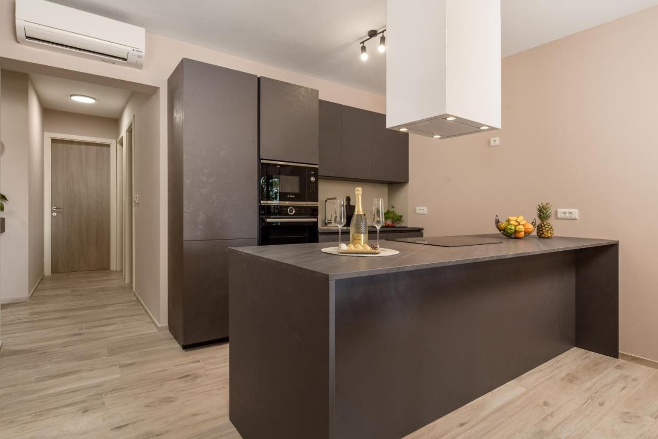 Apartment Nensi Pjescana Uvala Esterno foto