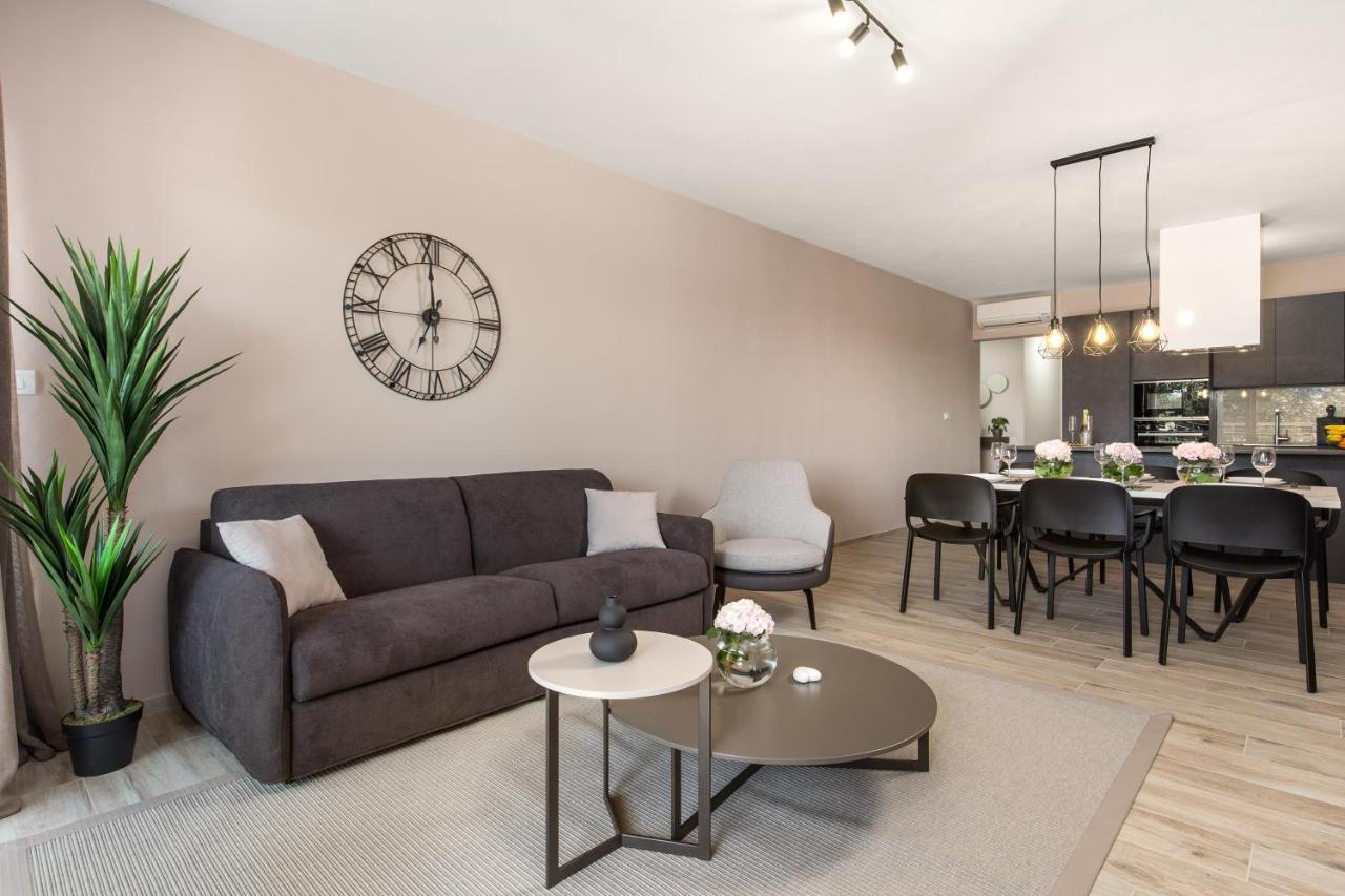 Apartment Nensi Pjescana Uvala Esterno foto