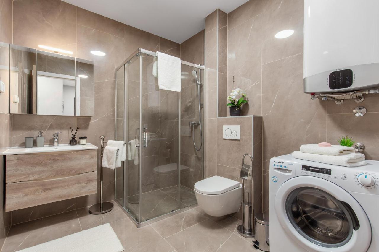 Apartment Nensi Pjescana Uvala Esterno foto