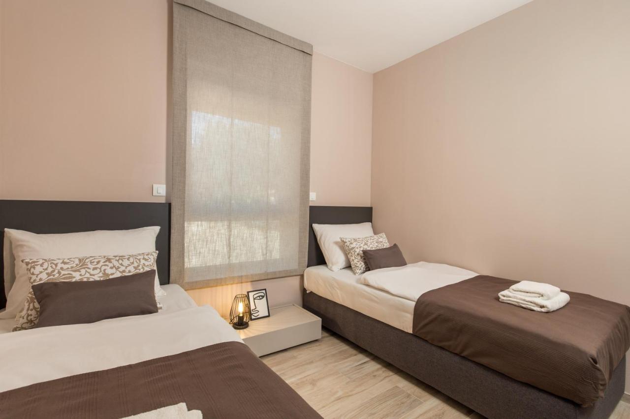 Apartment Nensi Pjescana Uvala Esterno foto