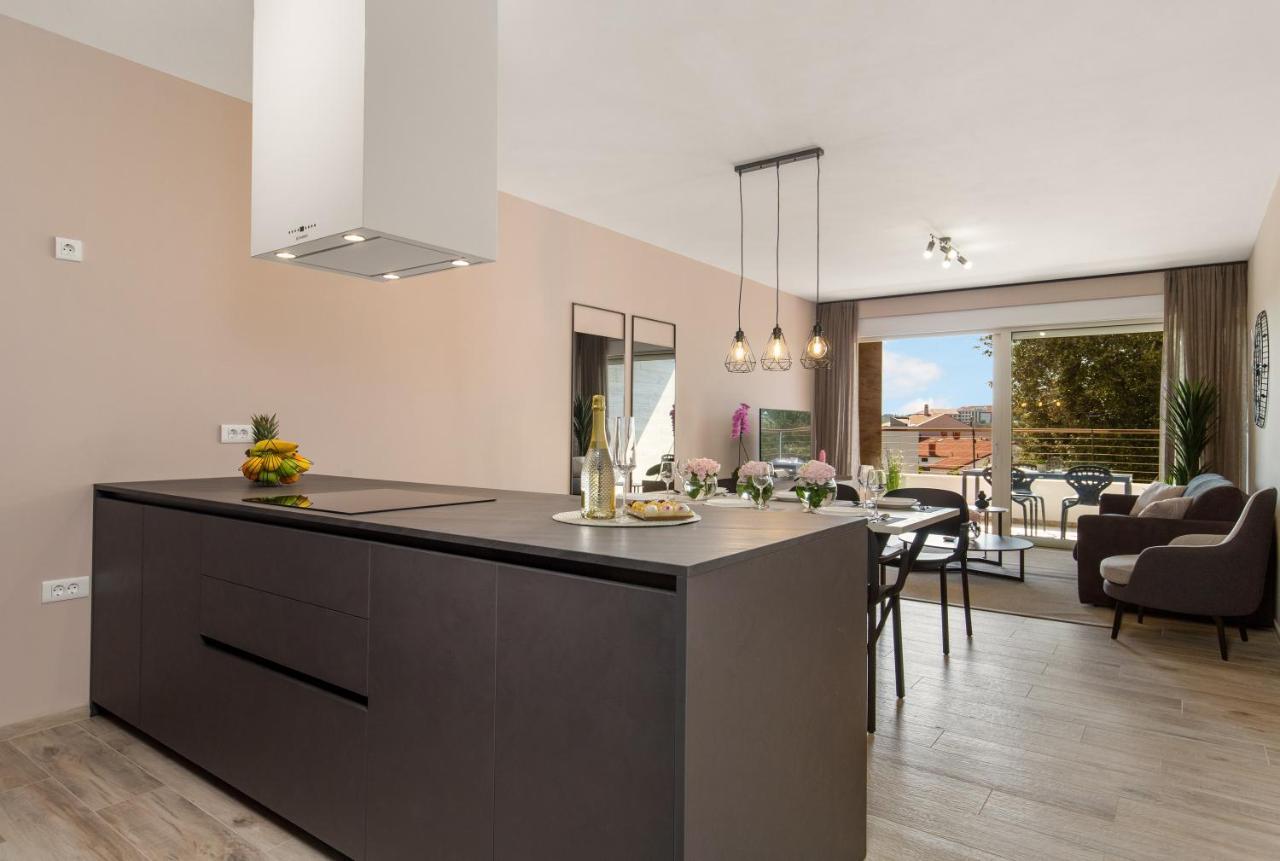 Apartment Nensi Pjescana Uvala Esterno foto