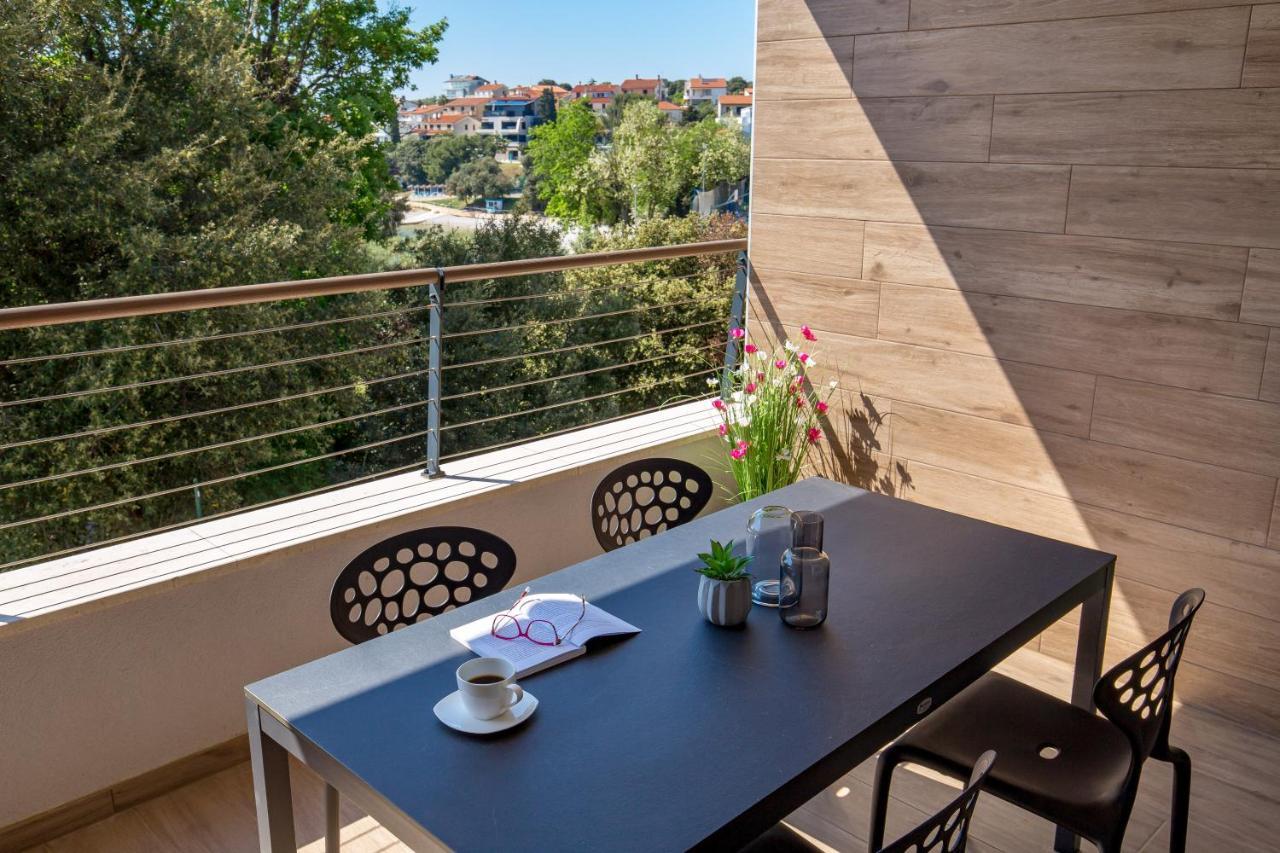 Apartment Nensi Pjescana Uvala Esterno foto