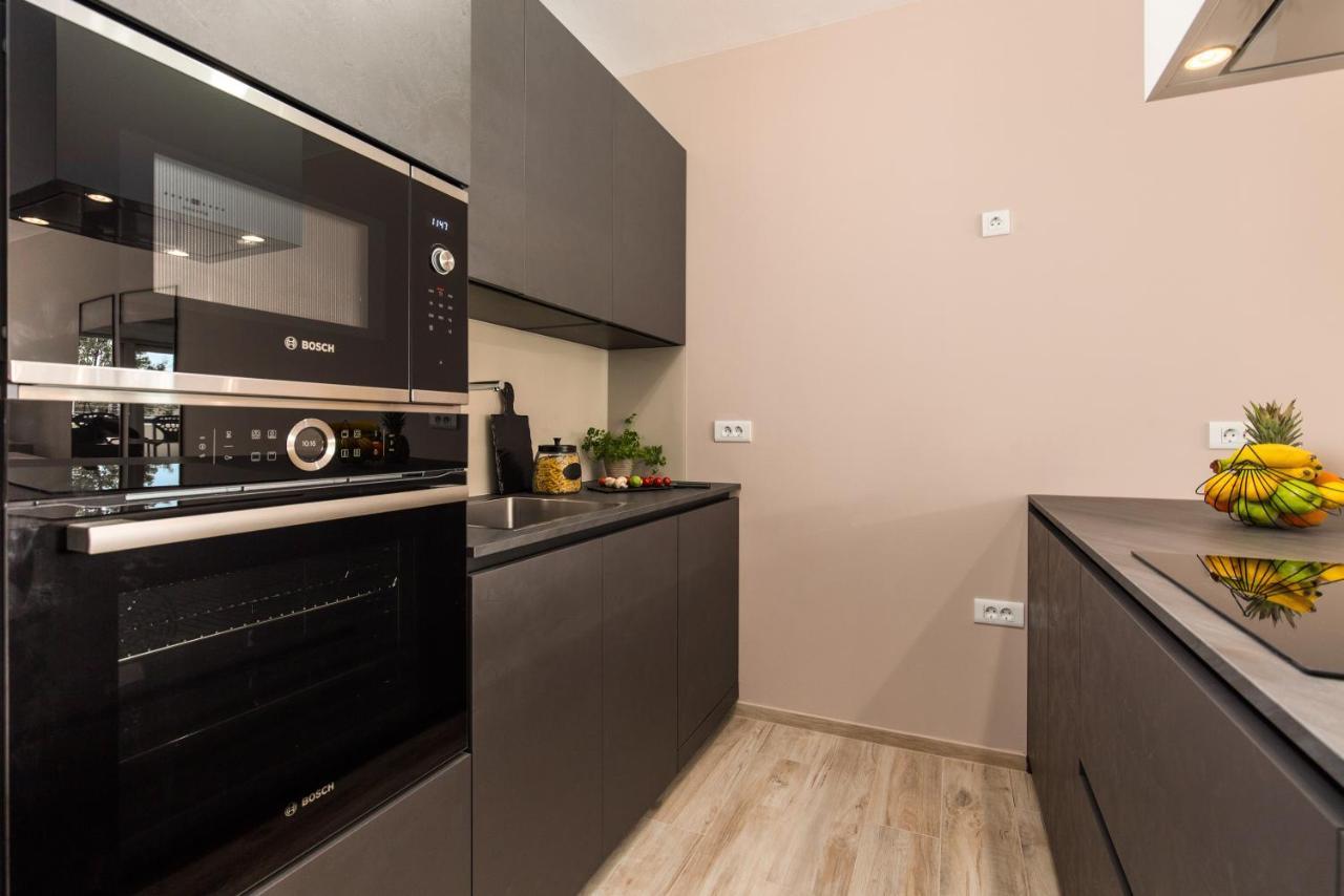 Apartment Nensi Pjescana Uvala Esterno foto