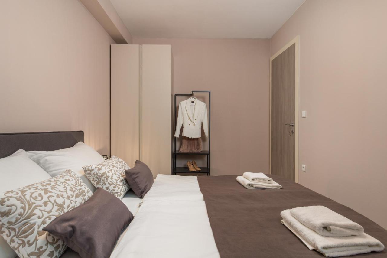 Apartment Nensi Pjescana Uvala Esterno foto