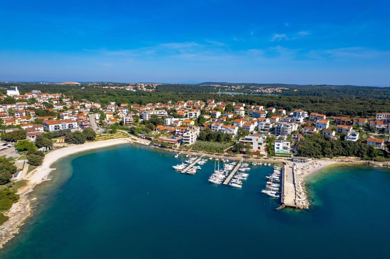Apartment Nensi Pjescana Uvala Esterno foto