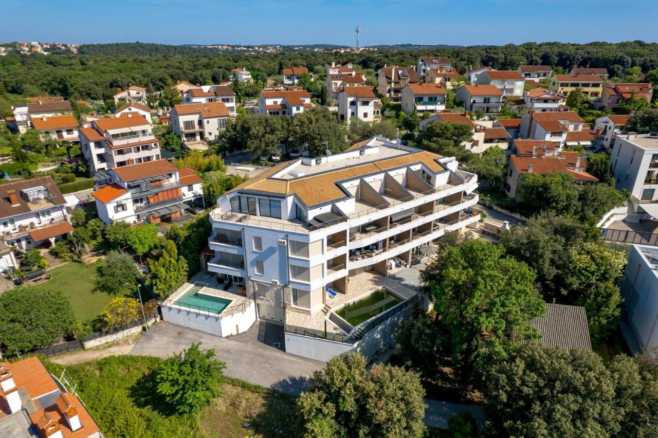 Apartment Nensi Pjescana Uvala Esterno foto