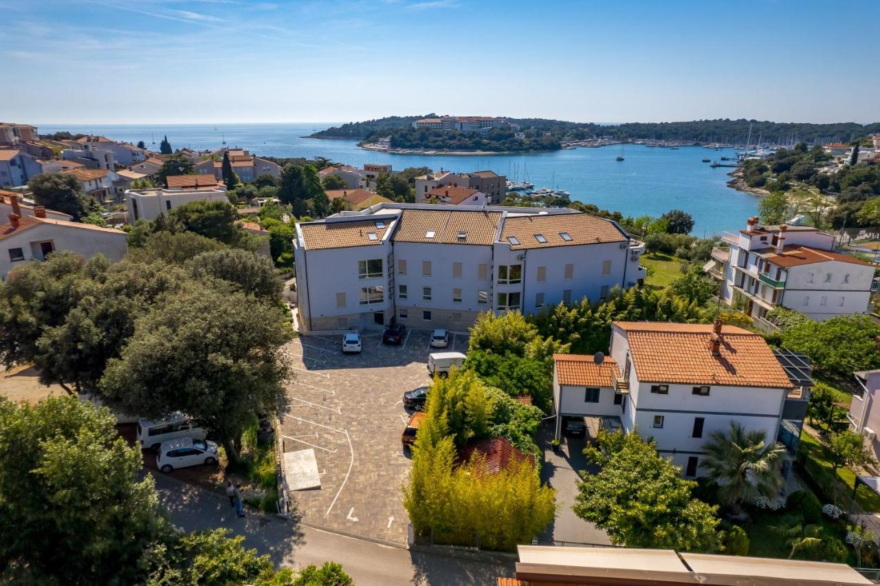 Apartment Nensi Pjescana Uvala Esterno foto