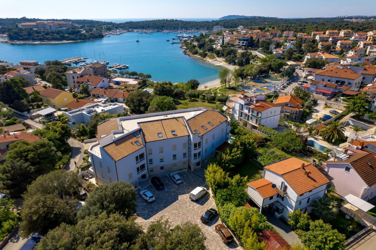 Apartment Nensi Pjescana Uvala Esterno foto